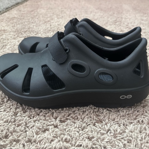 OOFOS Men's Black Slip-On Sandals - Picture 4 of 8